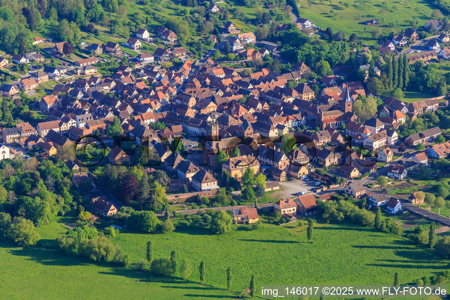 Ortsansicht mit Abbatiale Saint-Pierre-et-Saint-Paul und Association PATRIMOINE aus Südosten in Neuweiler im Bundesland Bas-Rhin, Frankreich