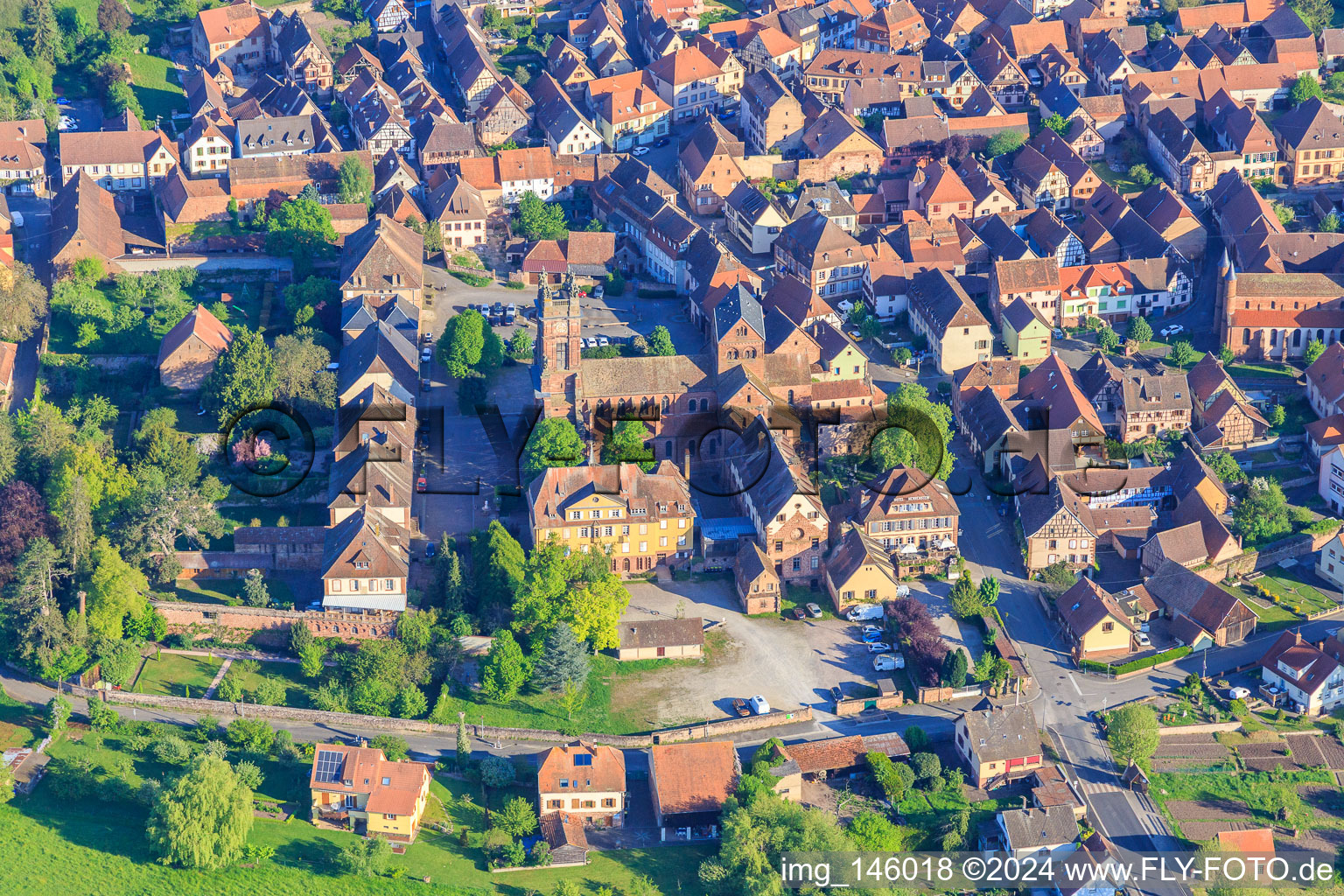 Abbatiale Saint-Pierre-et-Saint-Paul und Association PATRIMOINE in Neuweiler im Bundesland Bas-Rhin, Frankreich