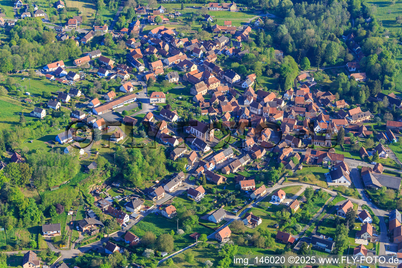 Dorfansicht am Rande der Nordvogense aus Süden in Weiterswiller im Bundesland Bas-Rhin, Frankreich