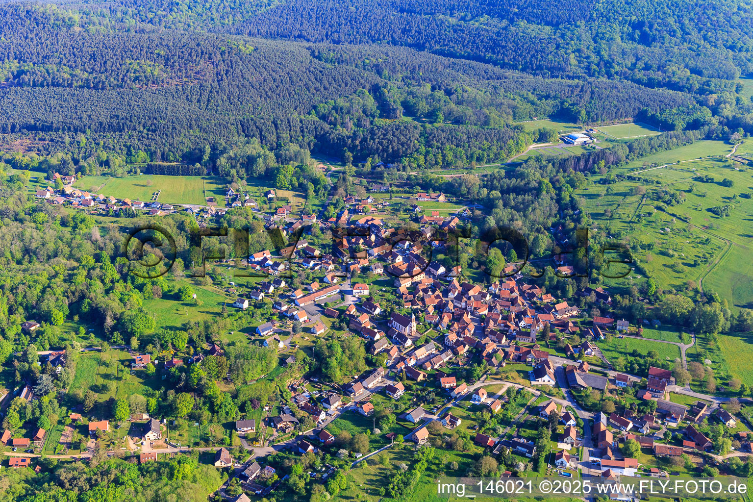 Luftbild von Dorfansicht am Rande der Nordvogense aus Süden in Weiterswiller im Bundesland Bas-Rhin, Frankreich