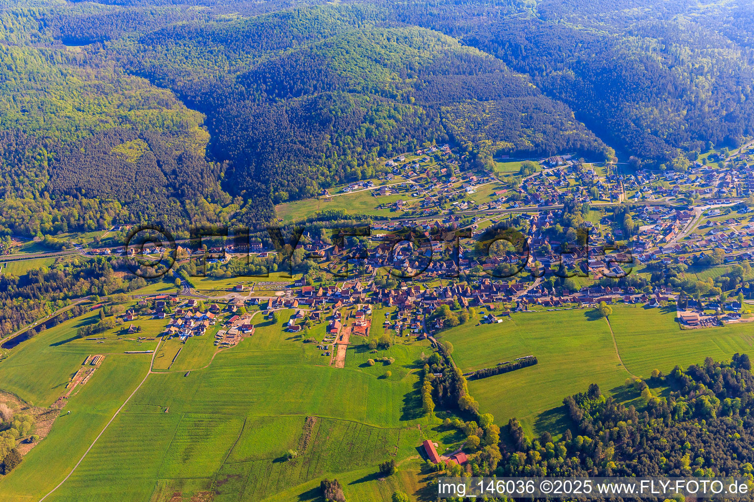 Ortsansicht im Tal der Moder aus Süden in Wimmenau im Bundesland Bas-Rhin, Frankreich