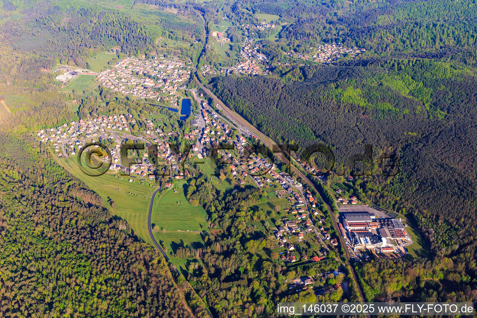 Ortsansicht im Tal der Moder mit  Lalique SA aus Süden in Wingen-sur-Moder im Bundesland Bas-Rhin, Frankreich
