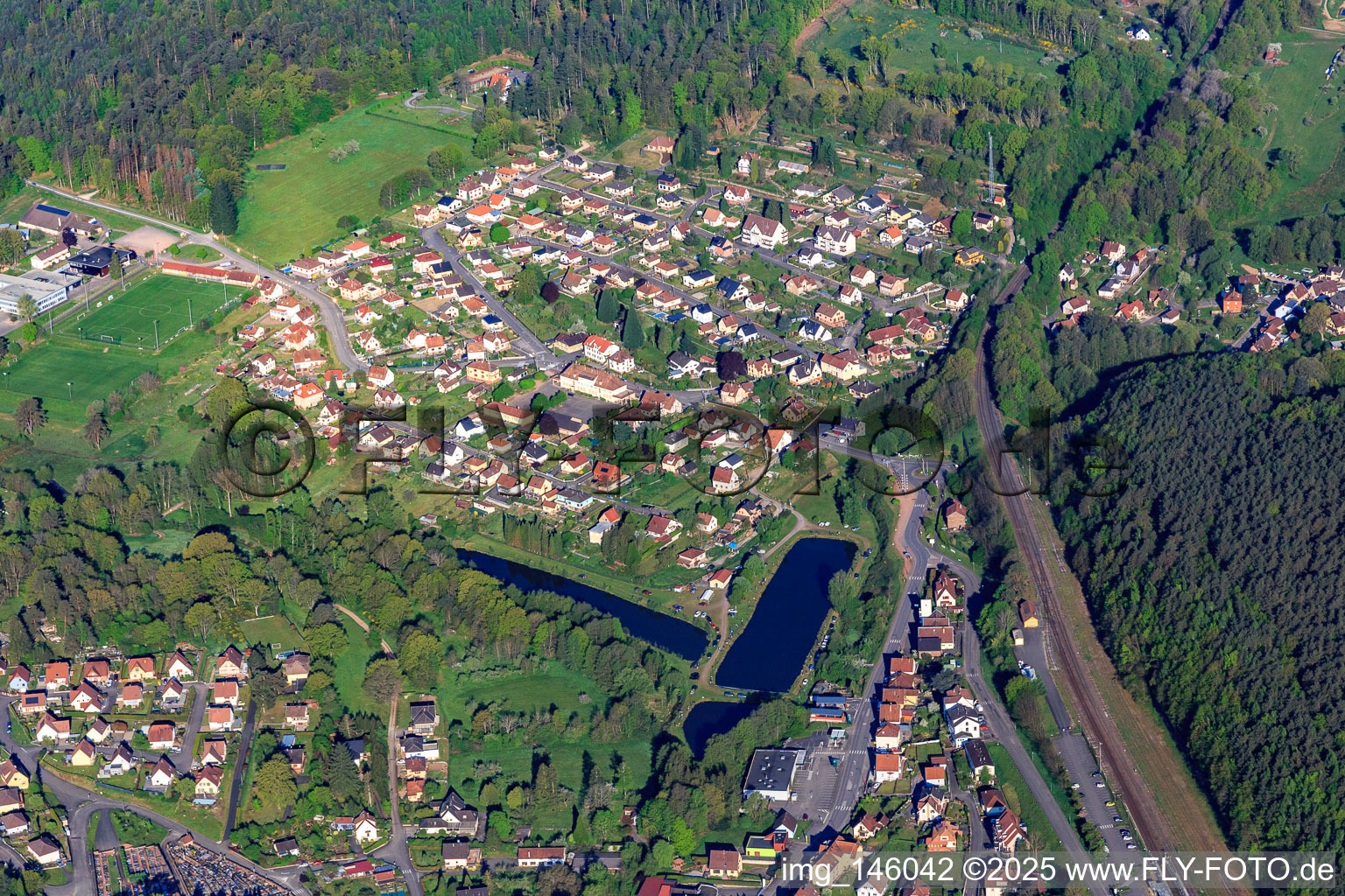 Ortsansicht im Tal der Moder aus Osten in Wingen-sur-Moder im Bundesland Bas-Rhin, Frankreich