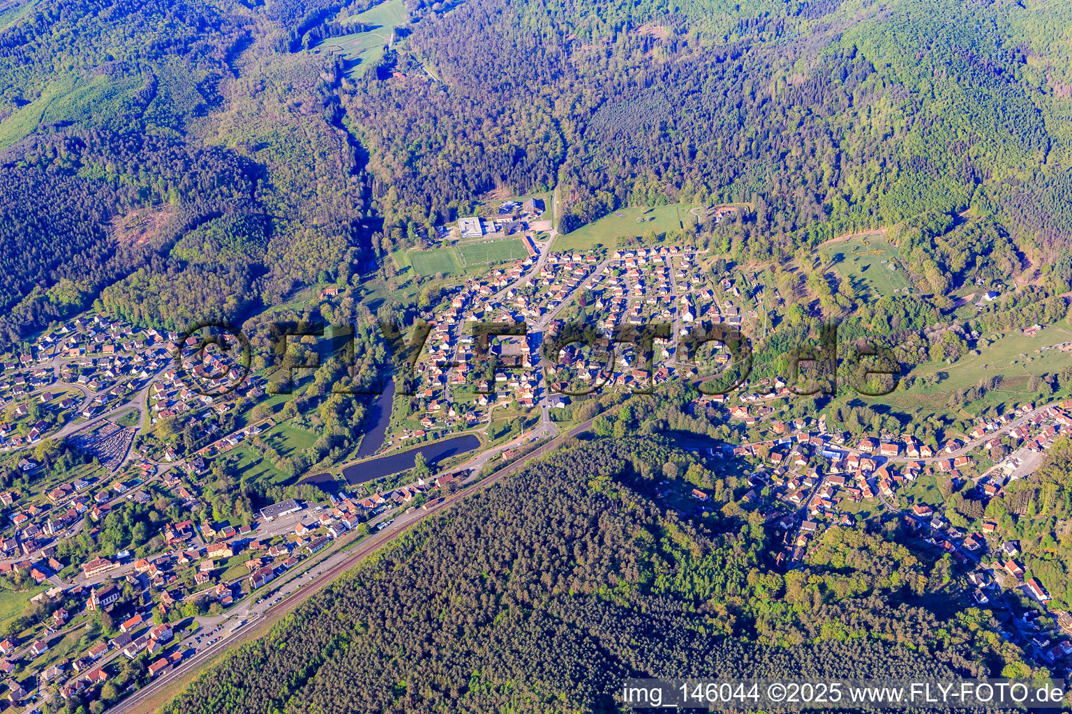 Ortsansicht im Tal der Moder aus Norden in Wingen-sur-Moder im Bundesland Bas-Rhin, Frankreich