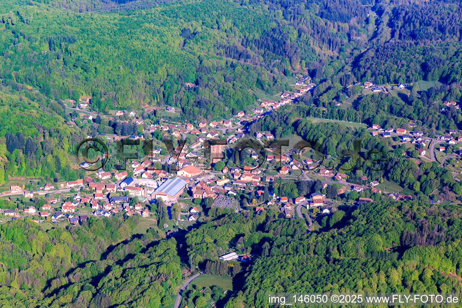 Ortsübersicht am Morgen aus Südosten mit Theater Halle Verrière, Internationales Glaskunstzentru in Meisenthal im Bundesland Moselle, Frankreich