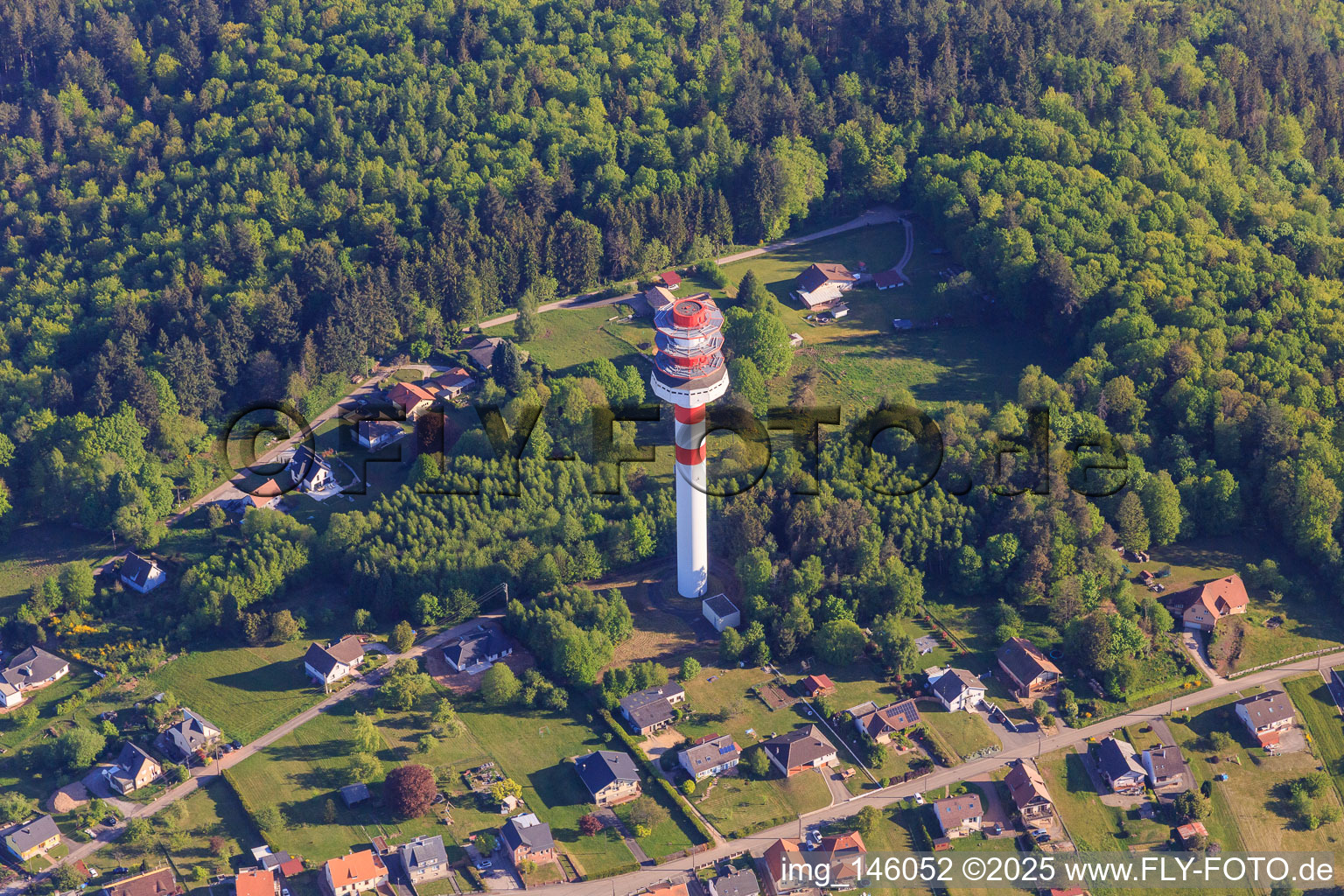 Sendeturm Tour hertzienne de Goetzenbruck in den Nordvogesen aus Westen im Bundesland Moselle, Frankreich