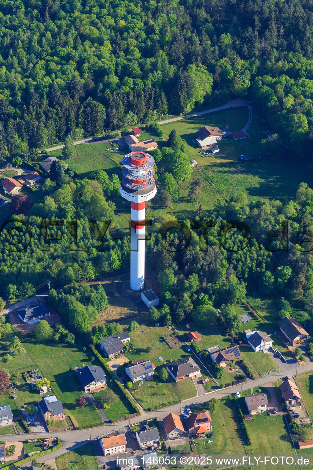 Luftbild von Sendeturm Tour hertzienne de Goetzenbruck in den Nordvogesen aus Westen im Bundesland Moselle, Frankreich
