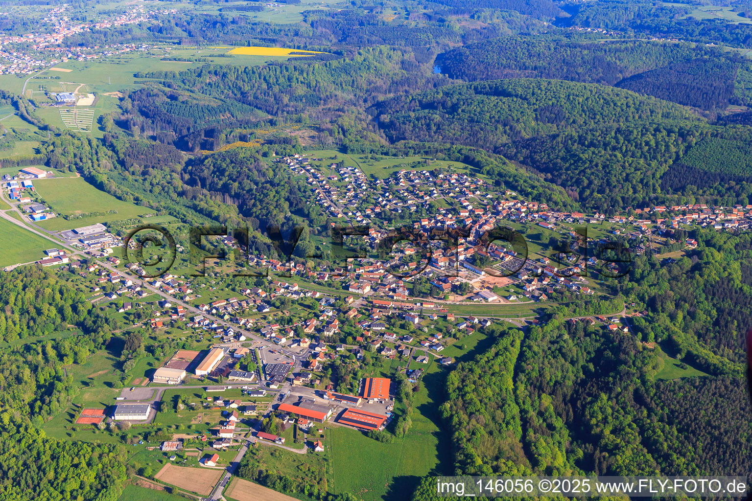 Ortsübersicht in den Nordvogesen am Morgen aus Südosten in Lemberg im Bundesland Moselle, Frankreich