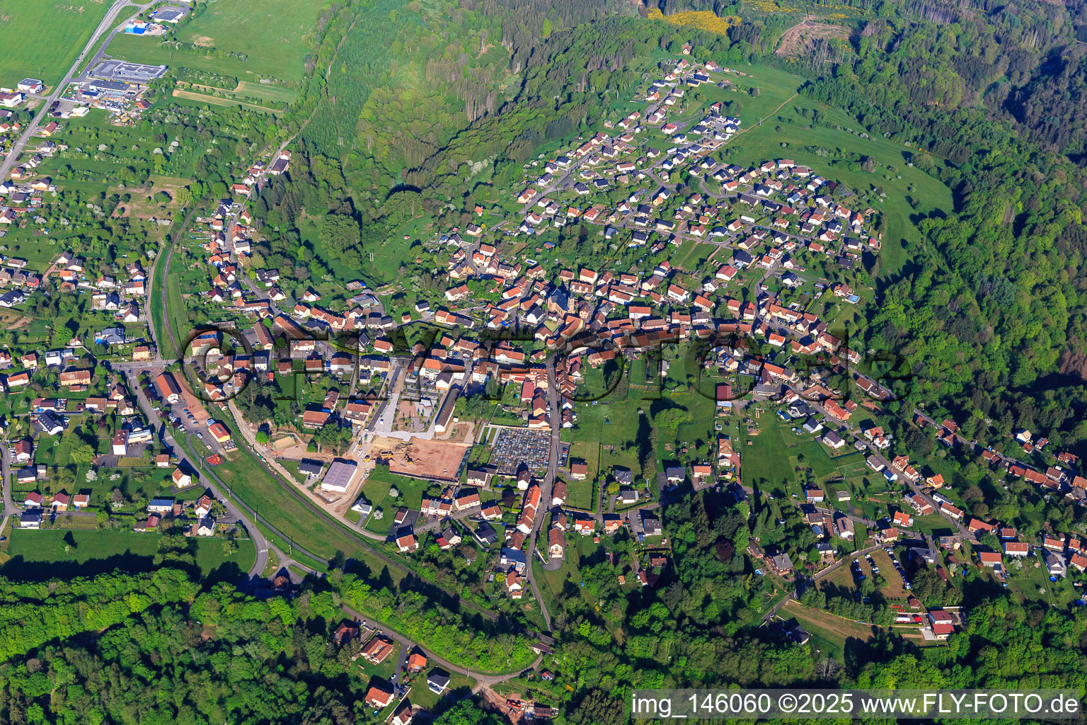 Luftaufnahme von Ortsübersicht in den Nordvogesen am Morgen aus Südosten in Lemberg im Bundesland Moselle, Frankreich