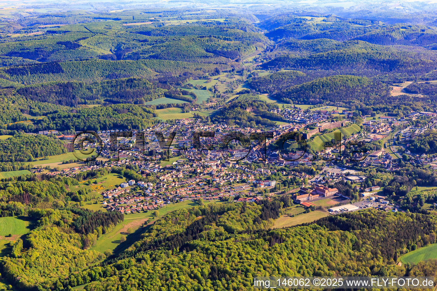 Ortsübersicht in den Nordvogesen am Morgen aus Süden in Bitsch im Bundesland Moselle, Frankreich