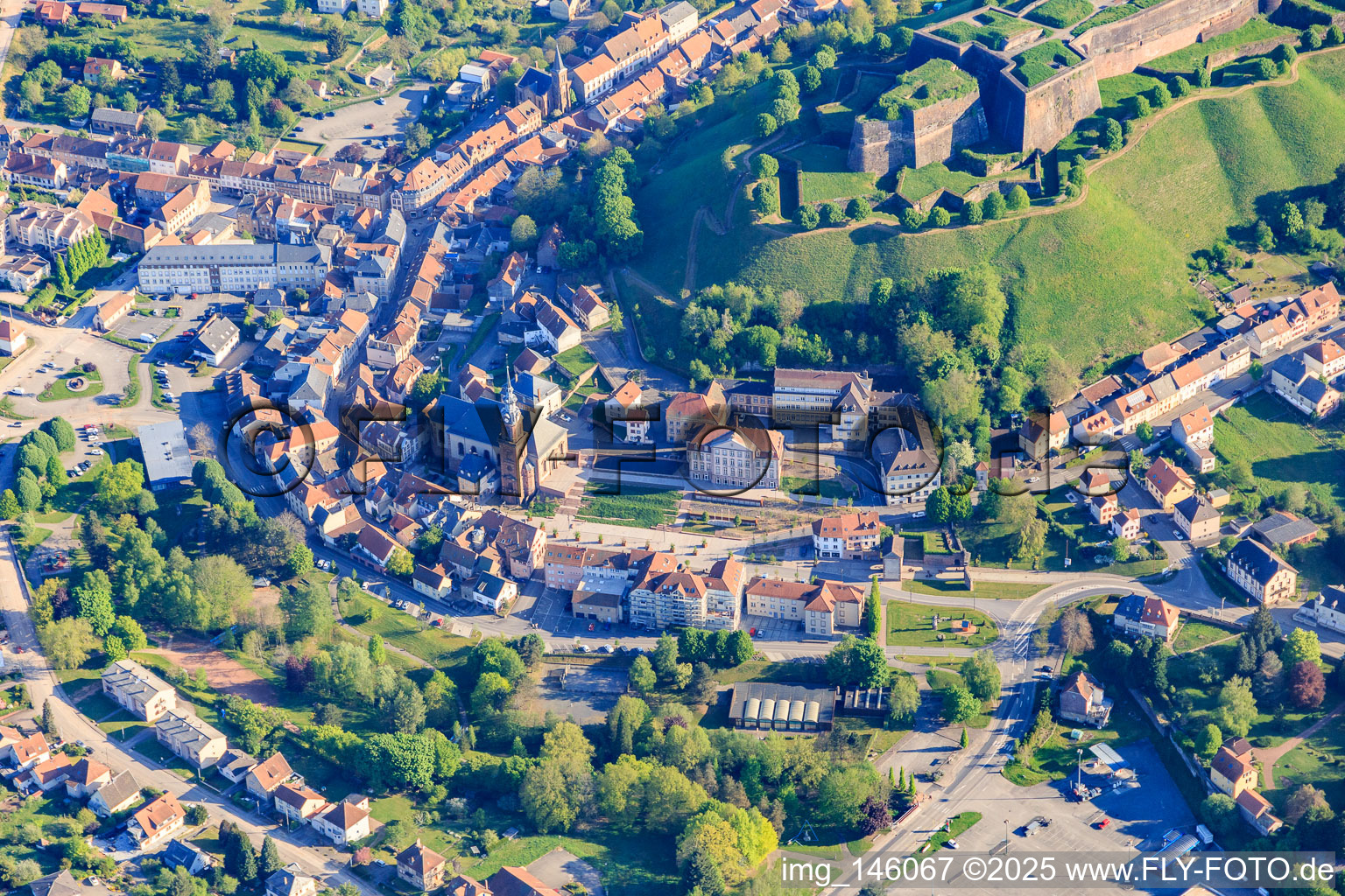 Ortszentrum mit Rathaus und Kirche in Bitsch im Bundesland Moselle, Frankreich