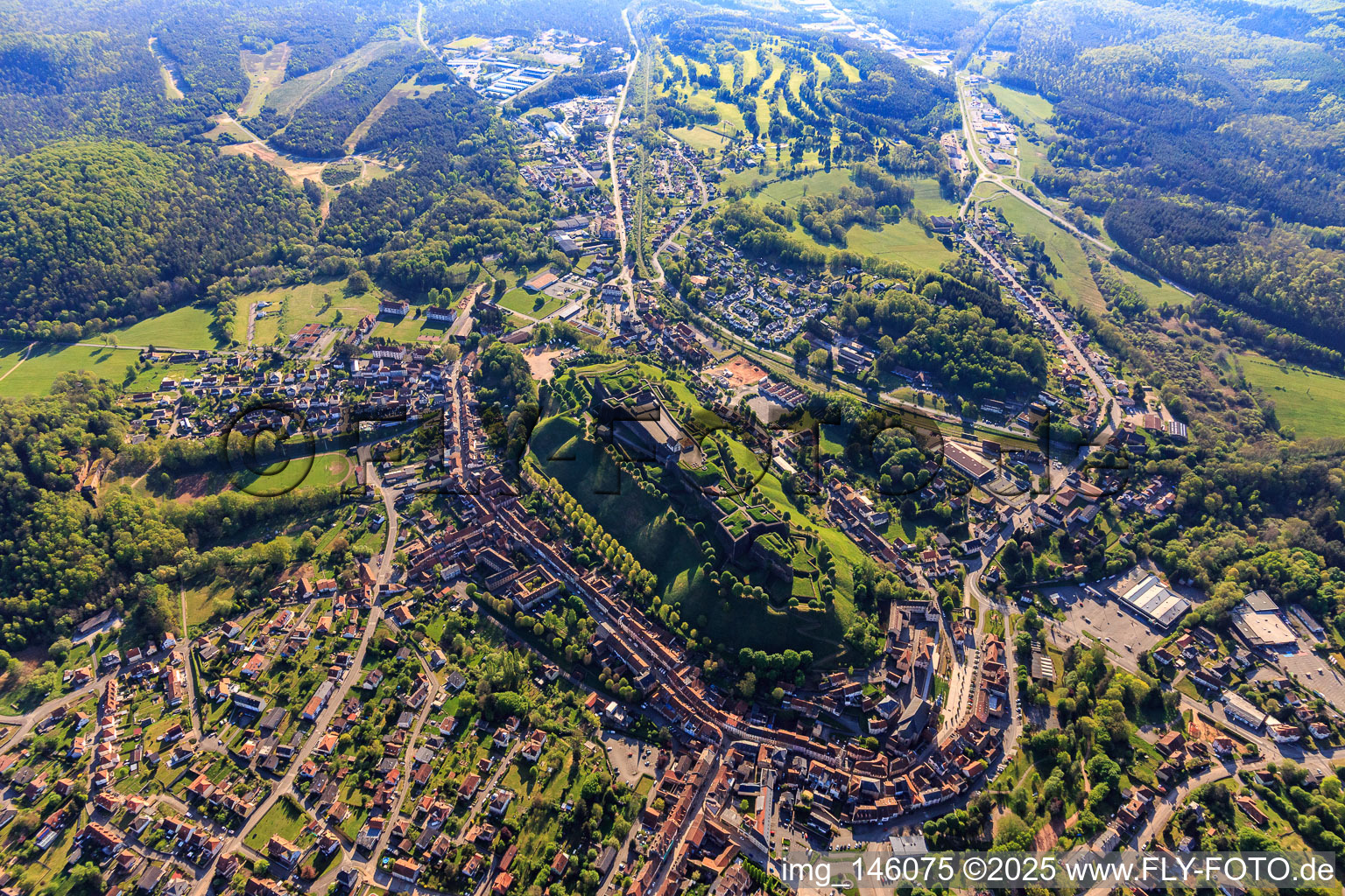 Ortsansicht um die Zitadelle von Bitsch aus Westen im Bundesland Moselle, Frankreich