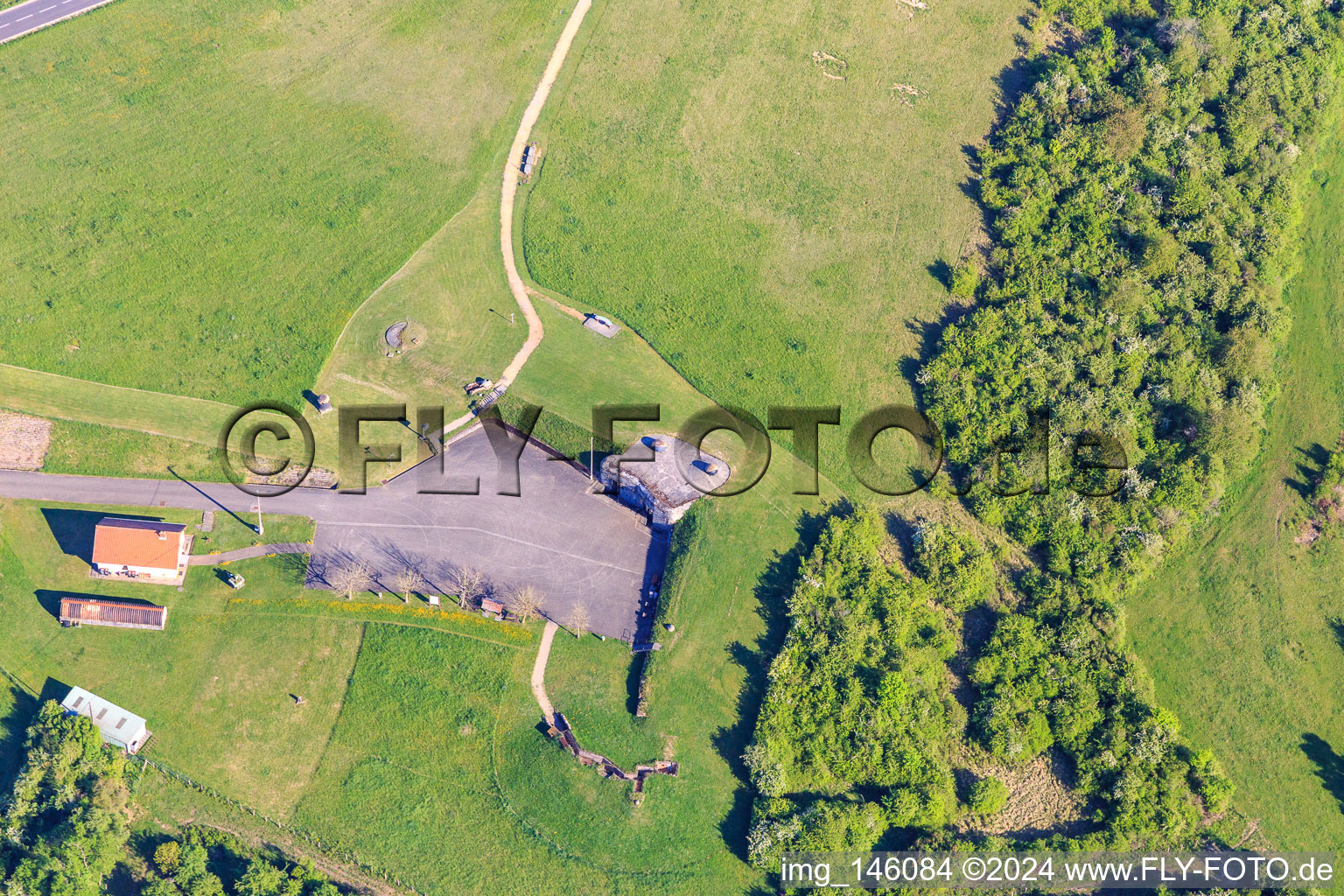 Luftbild von Bunkeranlagen der Ligne Maginot - Fort Casso in Bettviller im Bundesland Moselle, Frankreich