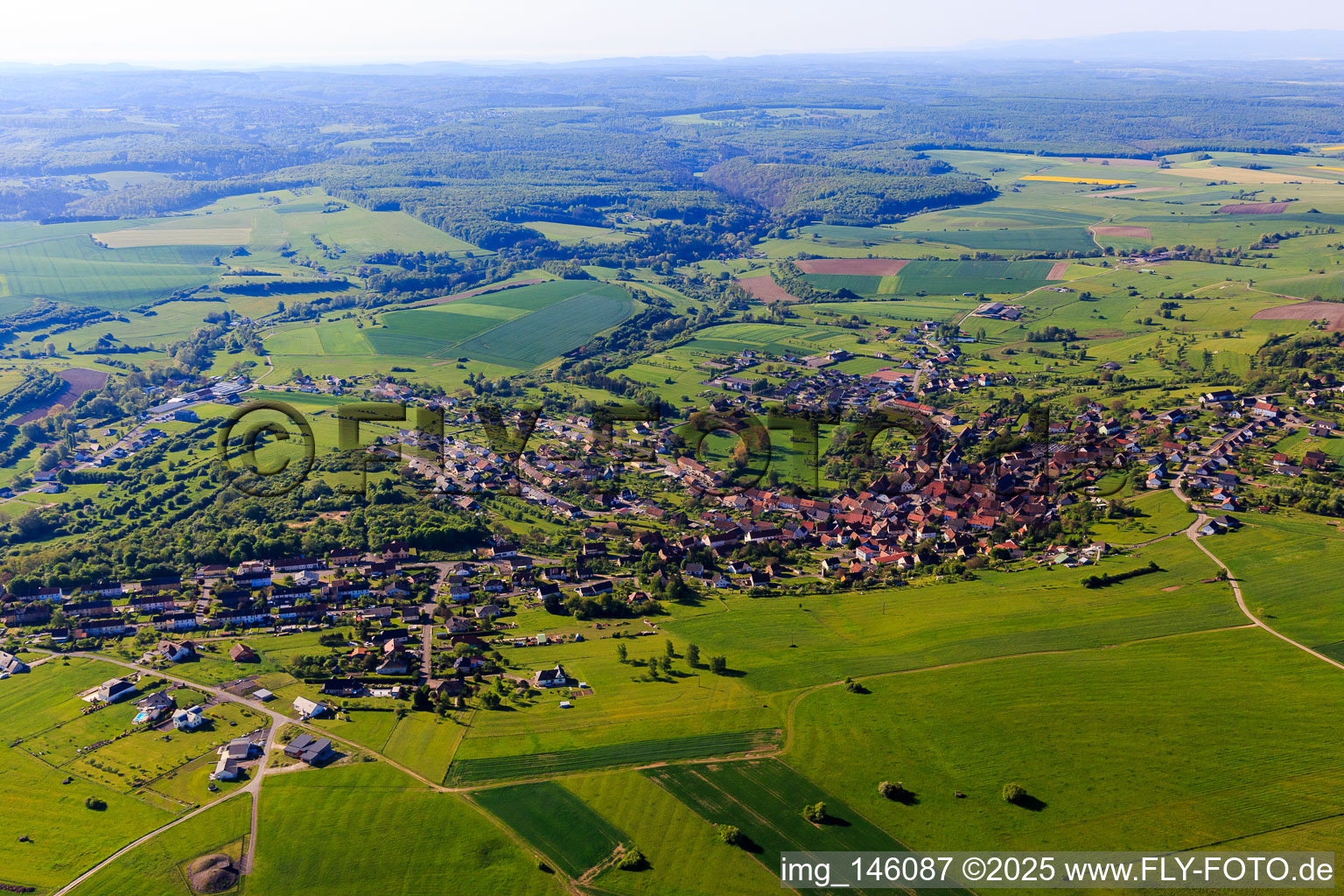 Ortsansicht am Morgen aus Norden in Bining im Bundesland Moselle, Frankreich