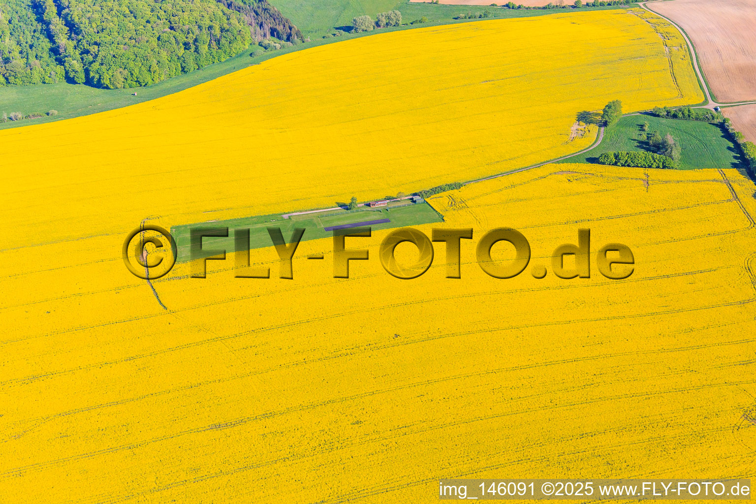 Modellflugplatz im blühenden Rapsfeld in Gros-Réderching im Bundesland Moselle, Frankreich