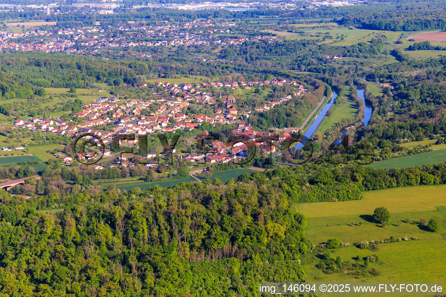Ortsansicht an der Saar und am Canal des houllères de la Sarre aus Südosten in Wittring im Bundesland Moselle, Frankreich