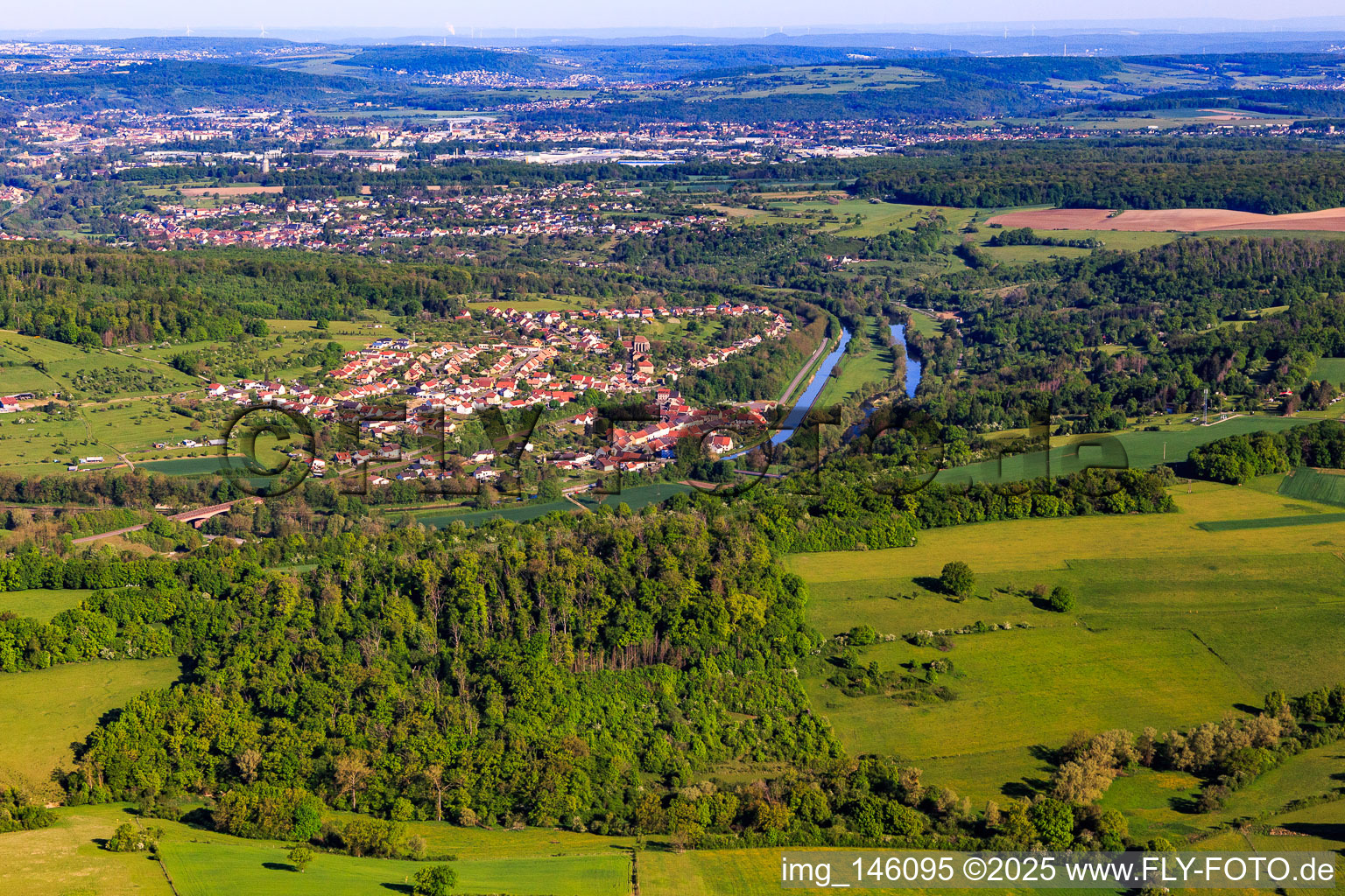 Luftbild von Ortsansicht an der Saar und am Canal des houllères de la Sarre aus Südosten in Wittring im Bundesland Moselle, Frankreich