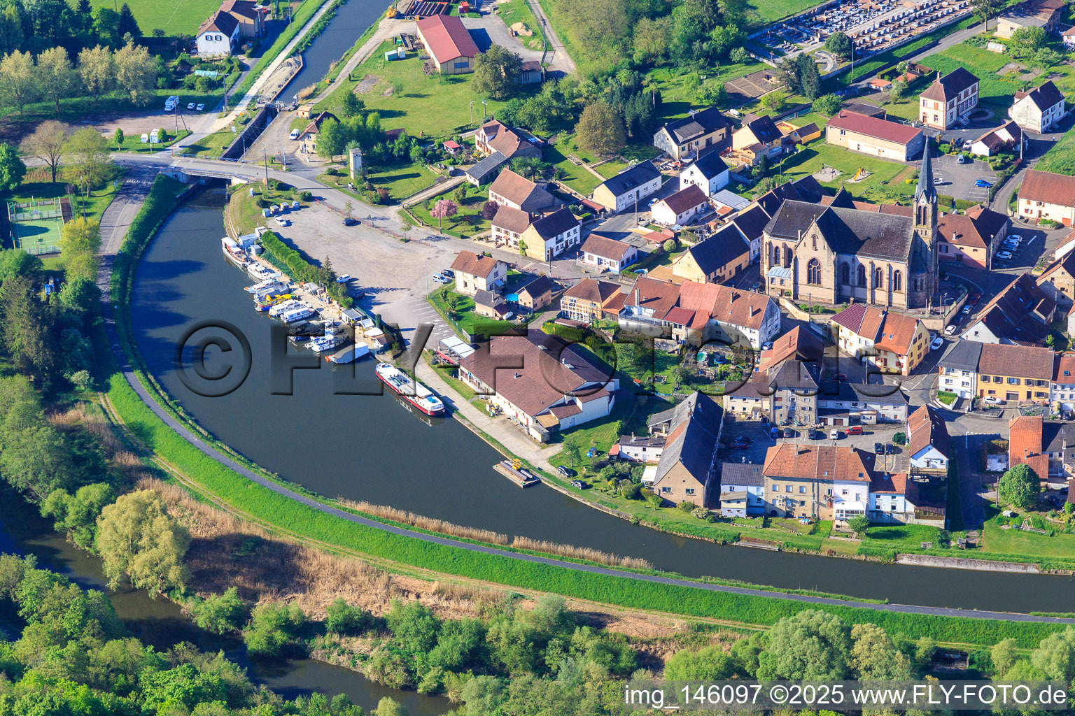 Luftbild von Yachthafen Port de Plaisance de Wittring am Canal des houllères de la Sarre im Bundesland Moselle, Frankreich