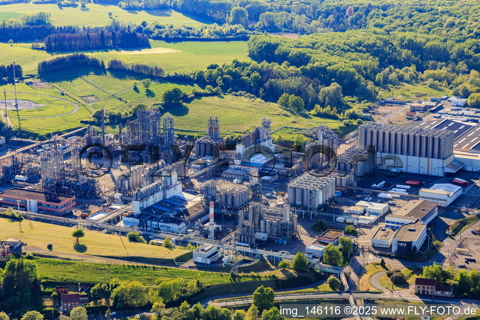 Chemische Anlagen der INEOS Polymers Sarralbe am Güterbahnhof im Bundesland Moselle, Frankreich
