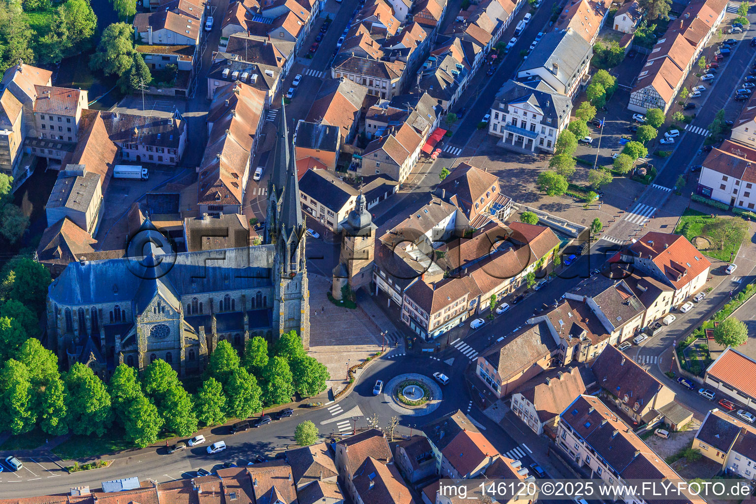 Luftbild von Église Saint-Martin (Cathédrale de la Sarre) in Sarralbe im Bundesland Moselle, Frankreich