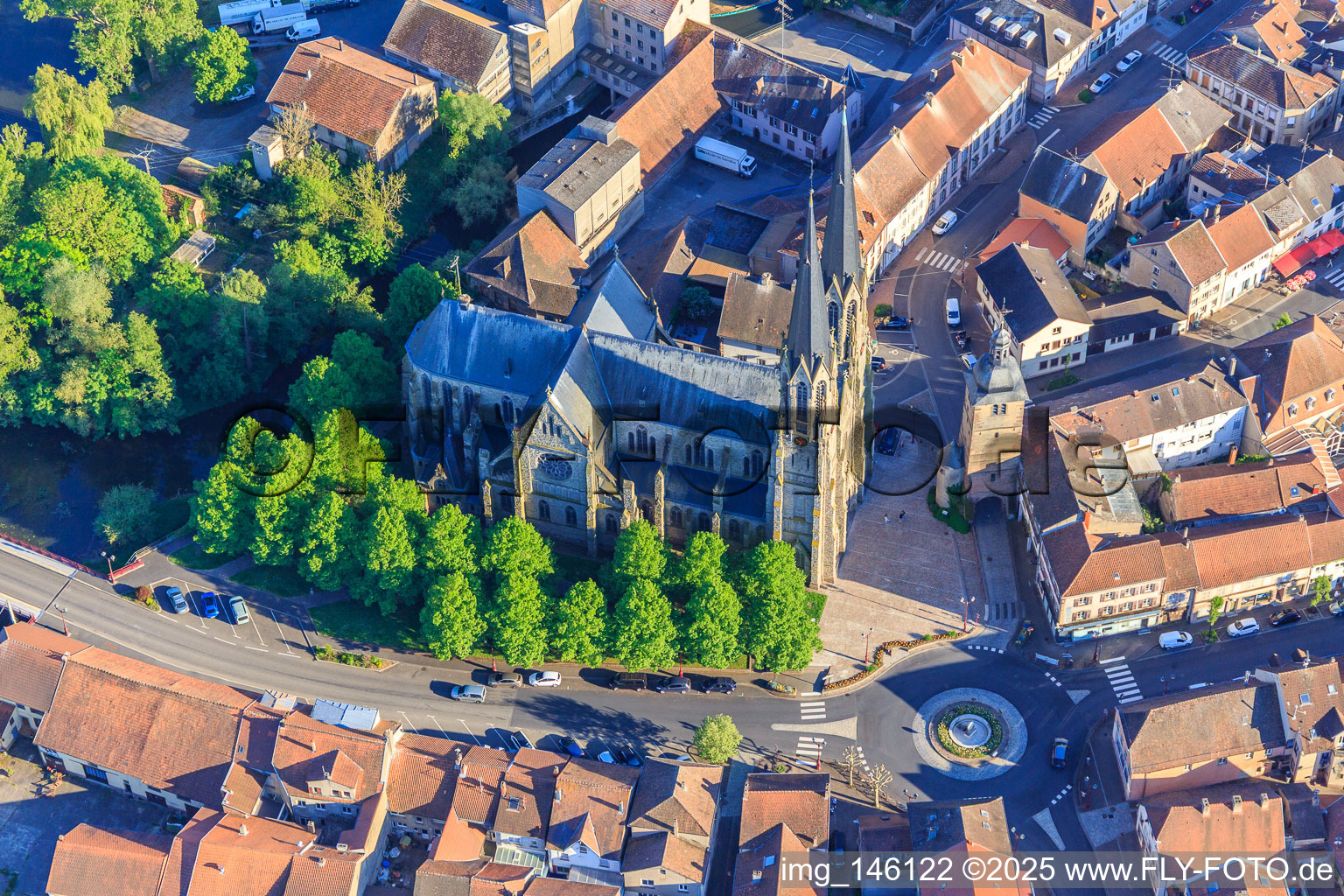 Luftaufnahme von Église Saint-Martin (Cathédrale de la Sarre) in Sarralbe im Bundesland Moselle, Frankreich