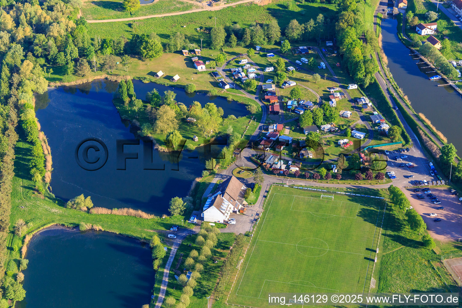 Campingplatz Coeur d'Alsace zwischen Seen und Canal des houllères de la Sarre in Harskirchen im Bundesland Bas-Rhin, Frankreich