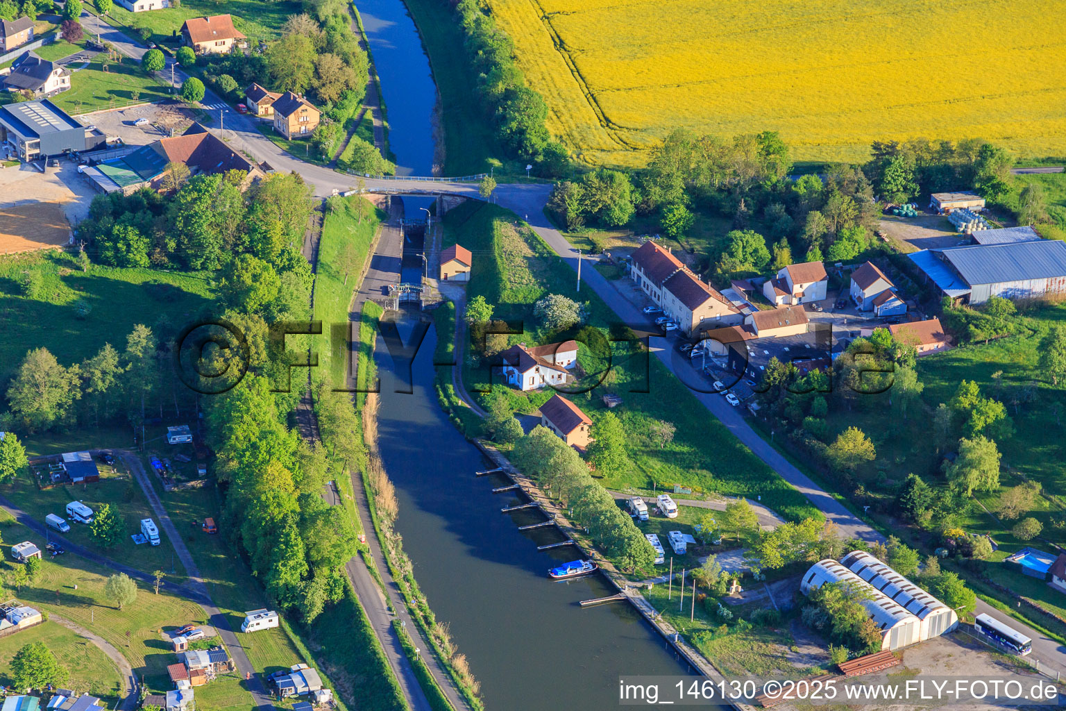 Écluse n°17 d'Harskirchen am Canal des houllères de la Sarre im Bundesland Bas-Rhin, Frankreich