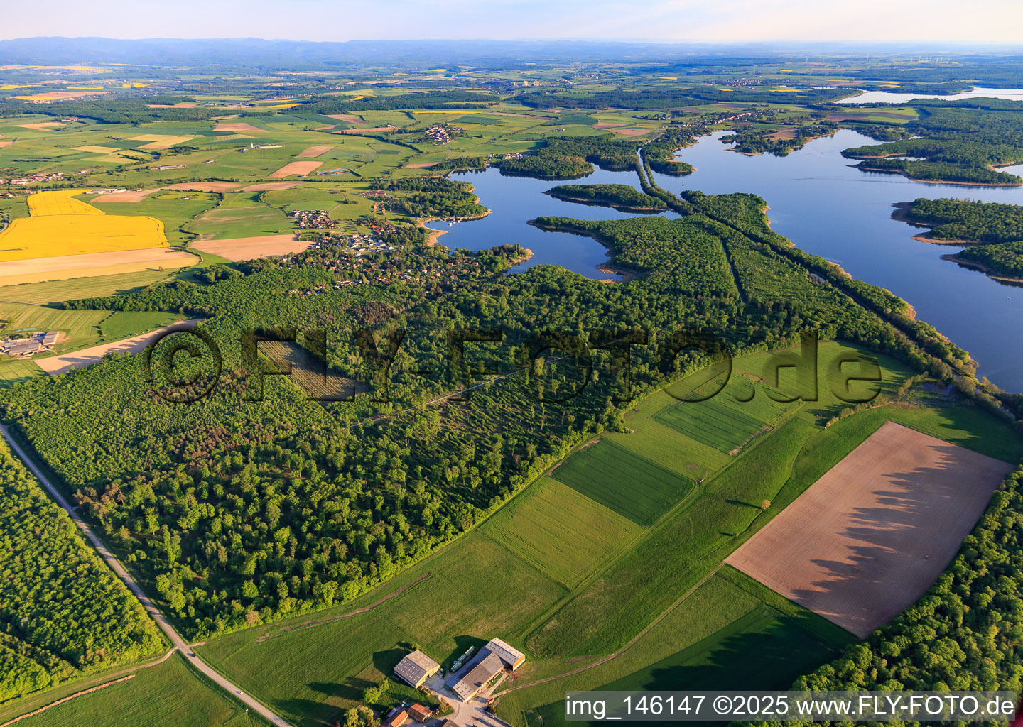 Luftbild von Canal des houllères de la Sarre durchquert die Seen Ètang des femmes und Stockweiher in Langatte im Bundesland Moselle, Frankreich