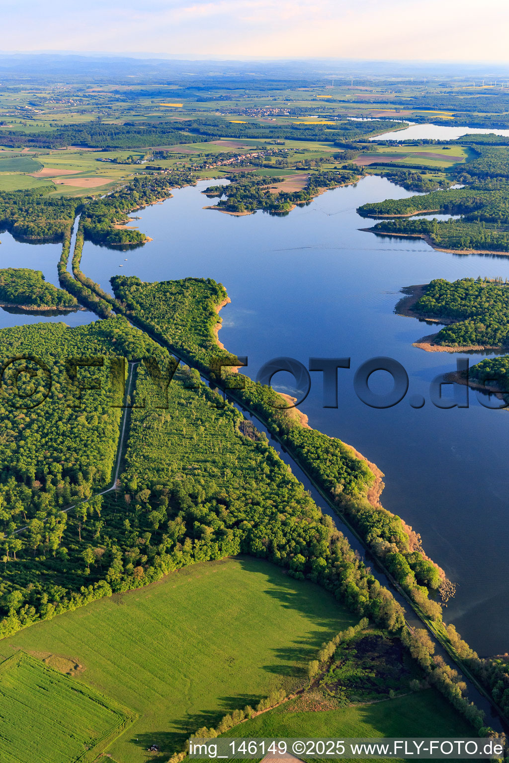 Canal des houllères de la Sarre durchquert den Stockweiher in Langatte im Bundesland Moselle, Frankreich