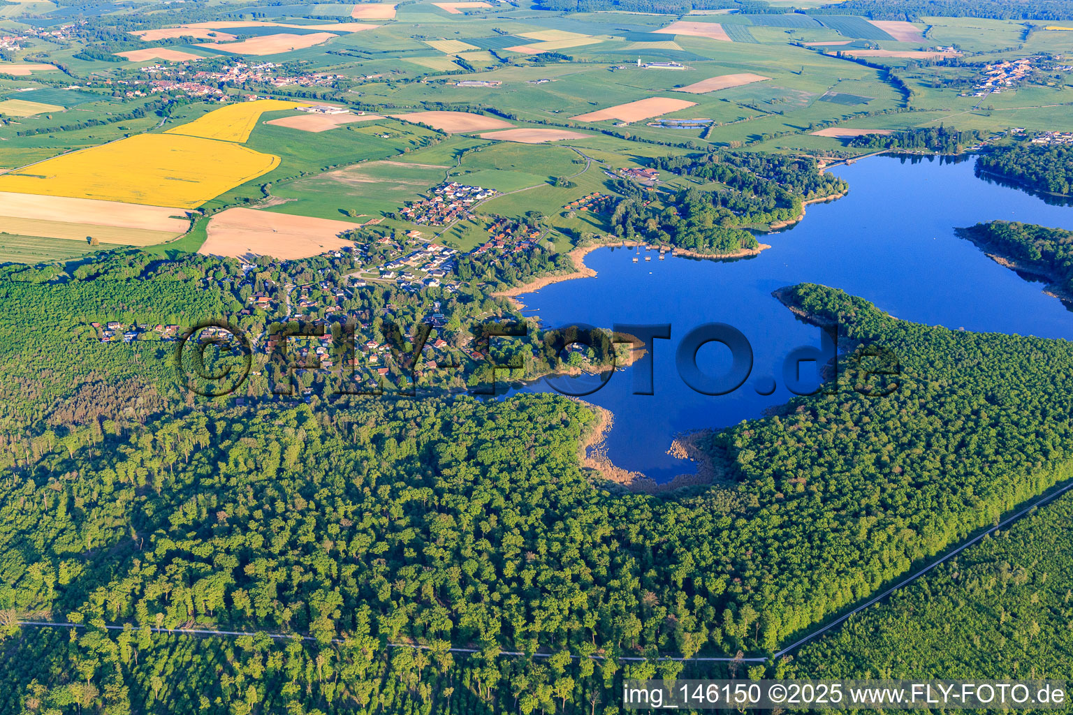 Ortsansicht am Ètang des femmes in Langatte im Bundesland Moselle, Frankreich