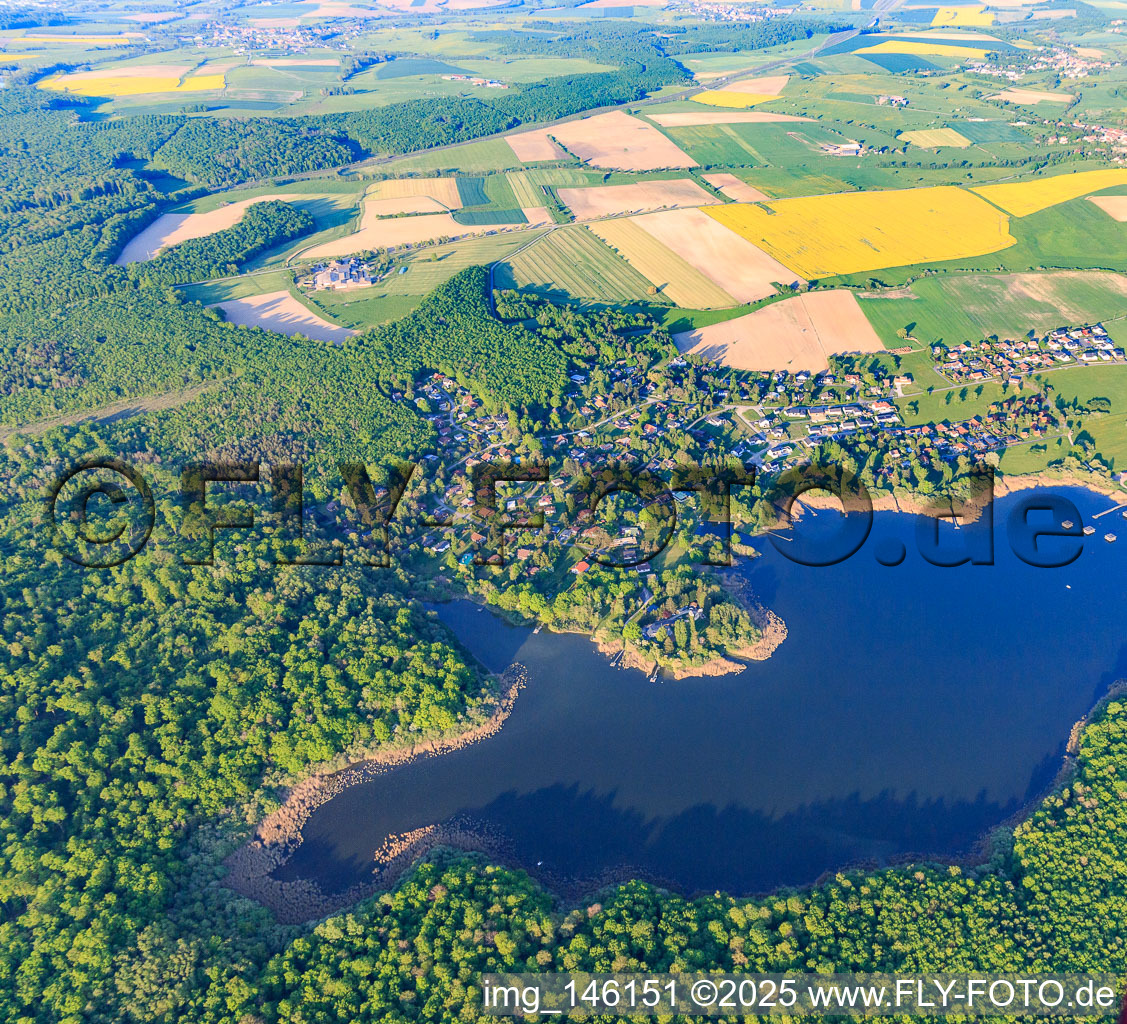 Luftbild von Ortsansicht am Ètang des femmes in Langatte im Bundesland Moselle, Frankreich