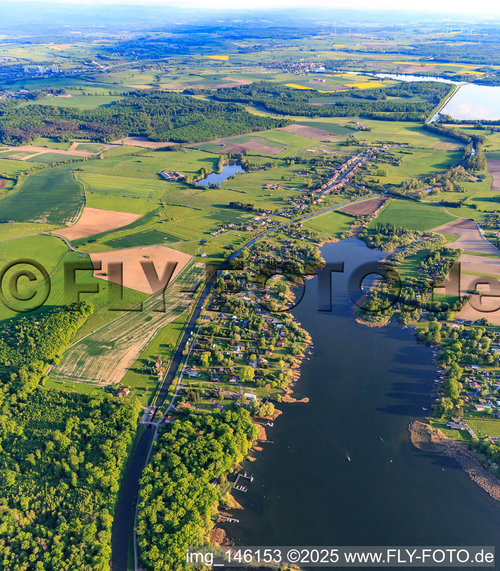 Canal des houllères de la Sarre neben dem Étang de la Blanche Chaussée in Diane-Capelle im Bundesland Moselle, Frankreich