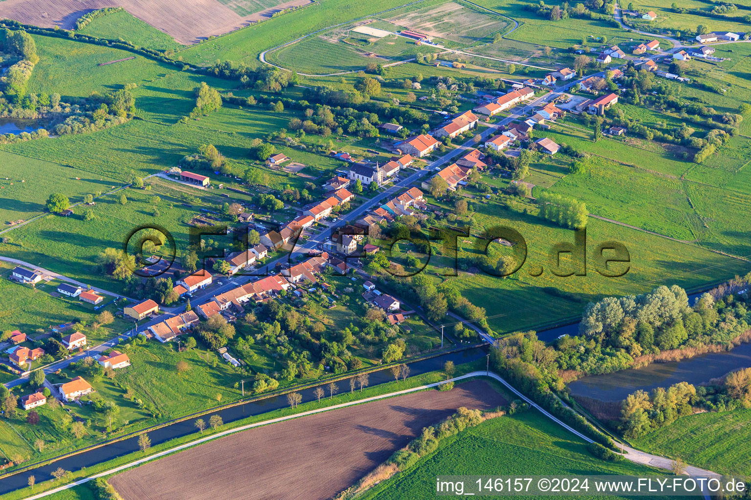 Straßendorf am Canal des houllères de la Sarre in Diane-Capelle im Bundesland Moselle, Frankreich