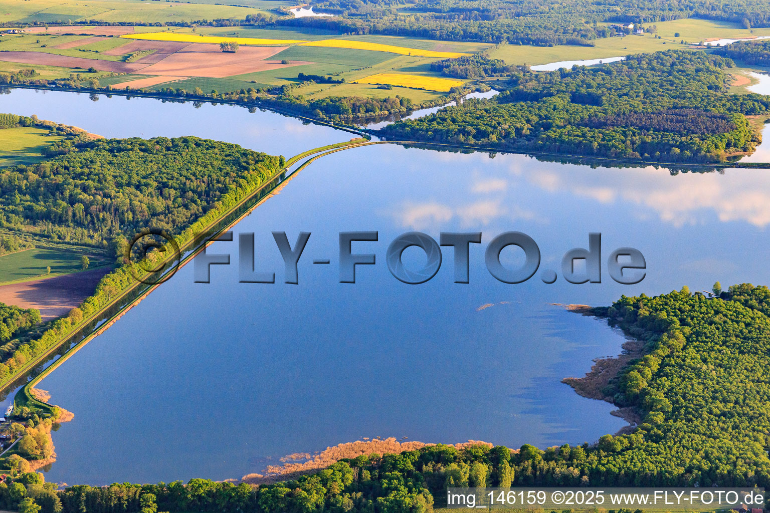 Luftbild von Kreuzung der beiden Kanäle Rhein Marne Kanal und Canal des houllères de la Sarre in den Seen Le Petit Étang und Le Grand Ruisseau in Gondrexange im Bundesland Moselle, Frankreich