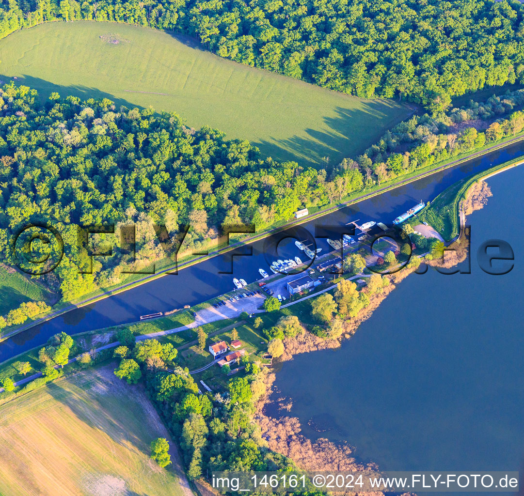 Jachthafen Port du Houillon am Canal des houllères de la Sarre in Gondrexange im Bundesland Moselle, Frankreich