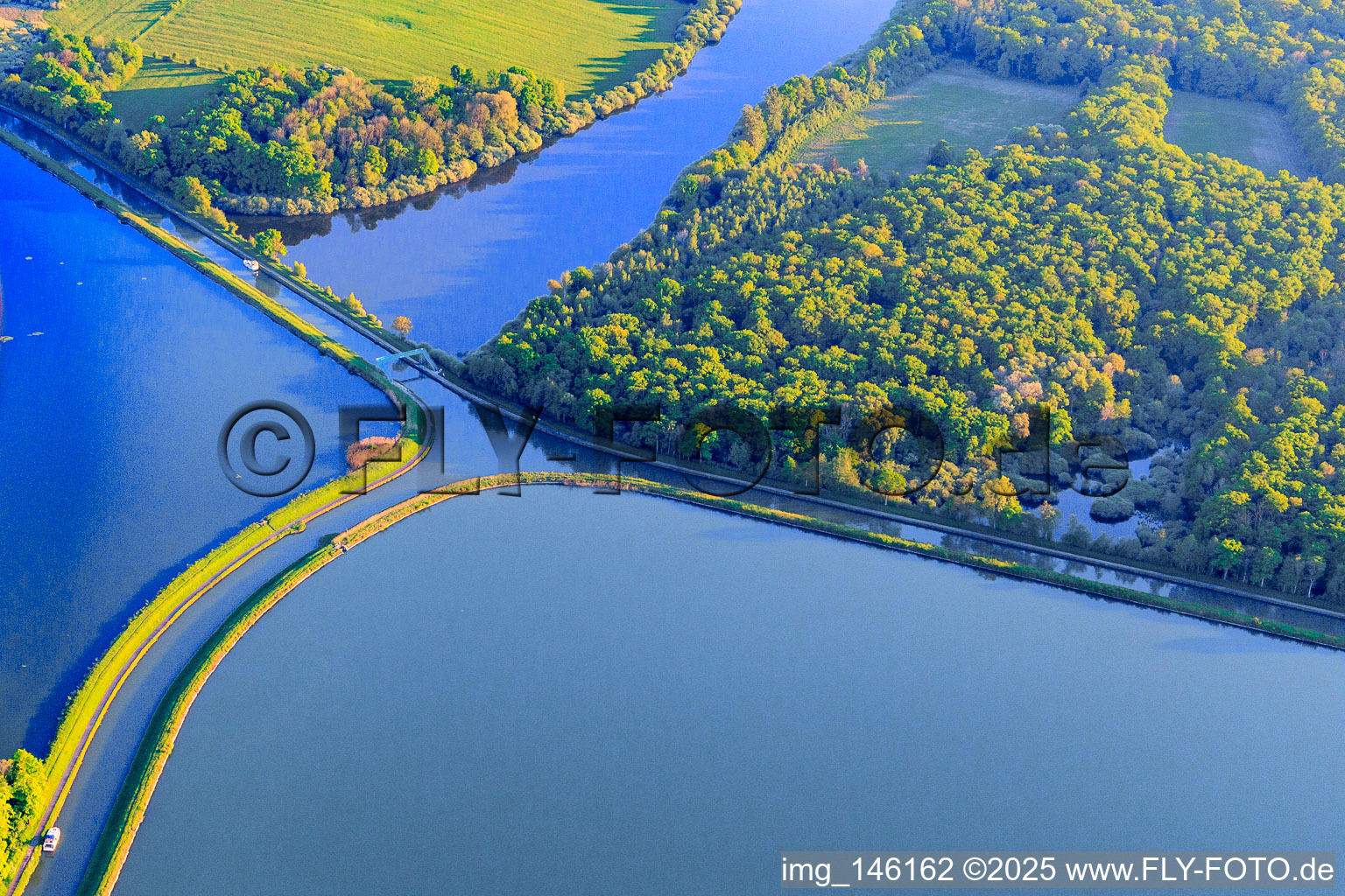 Luftaufnahme von Kreuzung der beiden Kanäle Rhein Marne Kanal und Canal des houllères de la Sarre in den Seen Le Petit Étang und Le Grand Ruisseau in Gondrexange im Bundesland Moselle, Frankreich