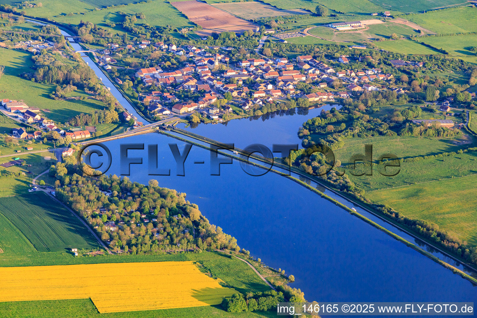 Ortsansicht am Rhein Marne Kanal in Gondrexange im Bundesland Moselle, Frankreich
