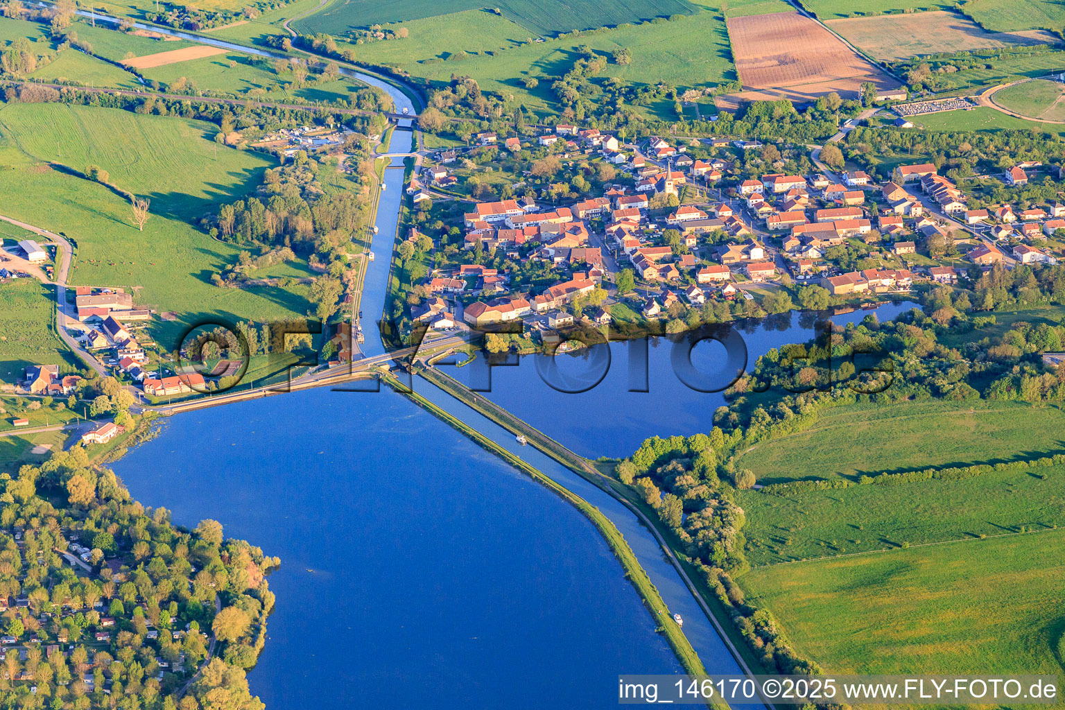 Luftbild von Ortsansicht am Rhein Marne Kanal in Gondrexange im Bundesland Moselle, Frankreich