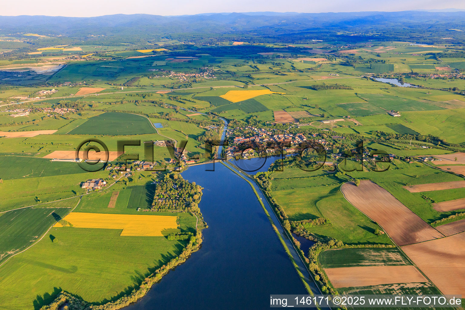 Ortsübersicht am Rhein Marne Kanal aus Westen in Gondrexange im Bundesland Moselle, Frankreich