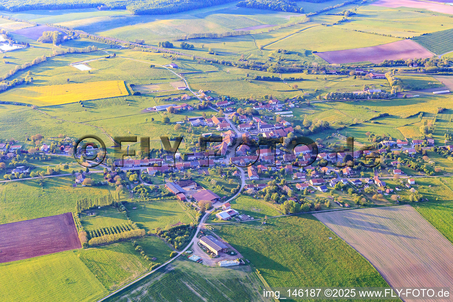 Dorfansicht aus Süden in Loudrefing im Bundesland Moselle, Frankreich