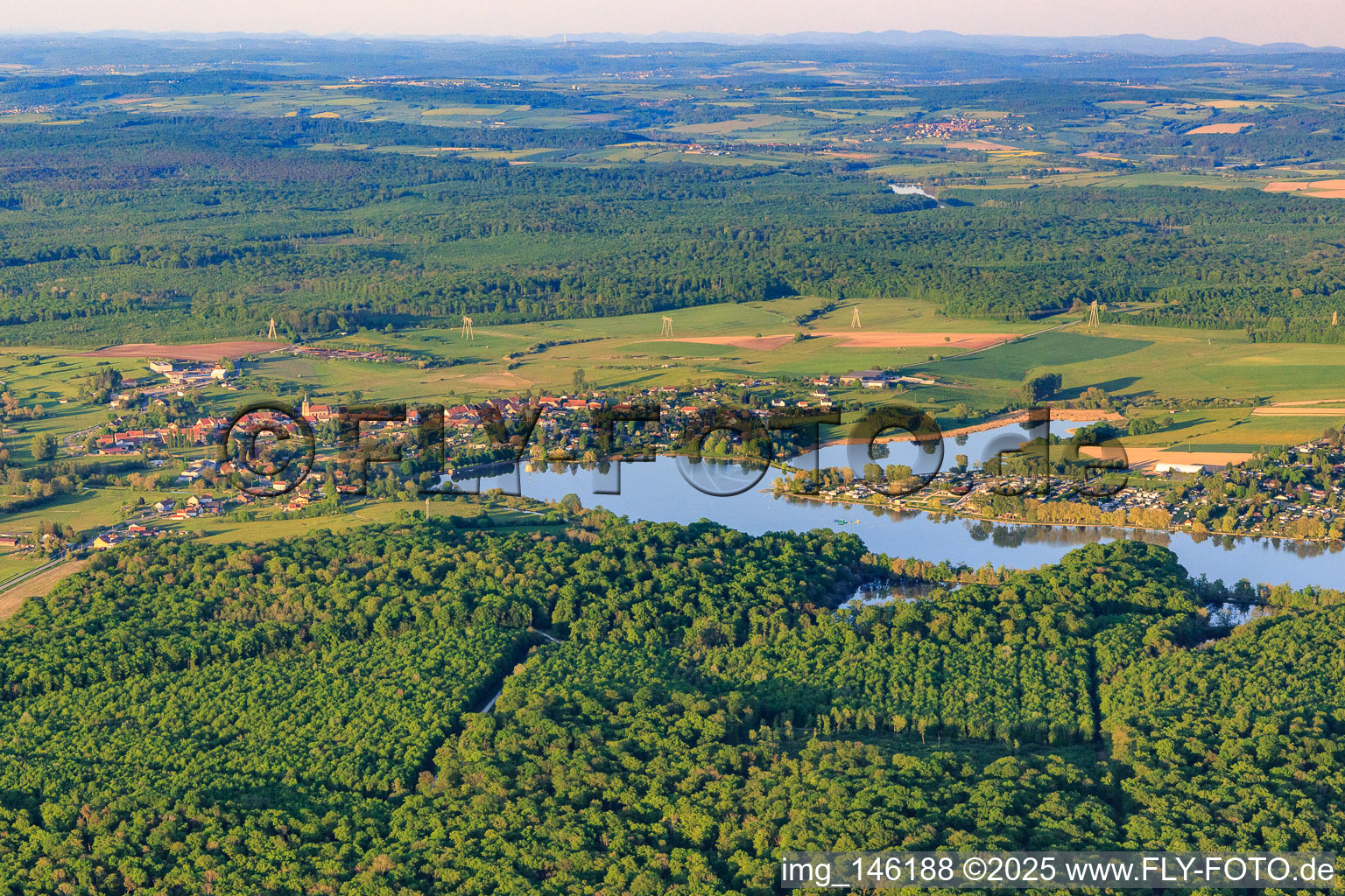 Ortsansicht am Mittersheimer See aus Westen im Bundesland Moselle, Frankreich