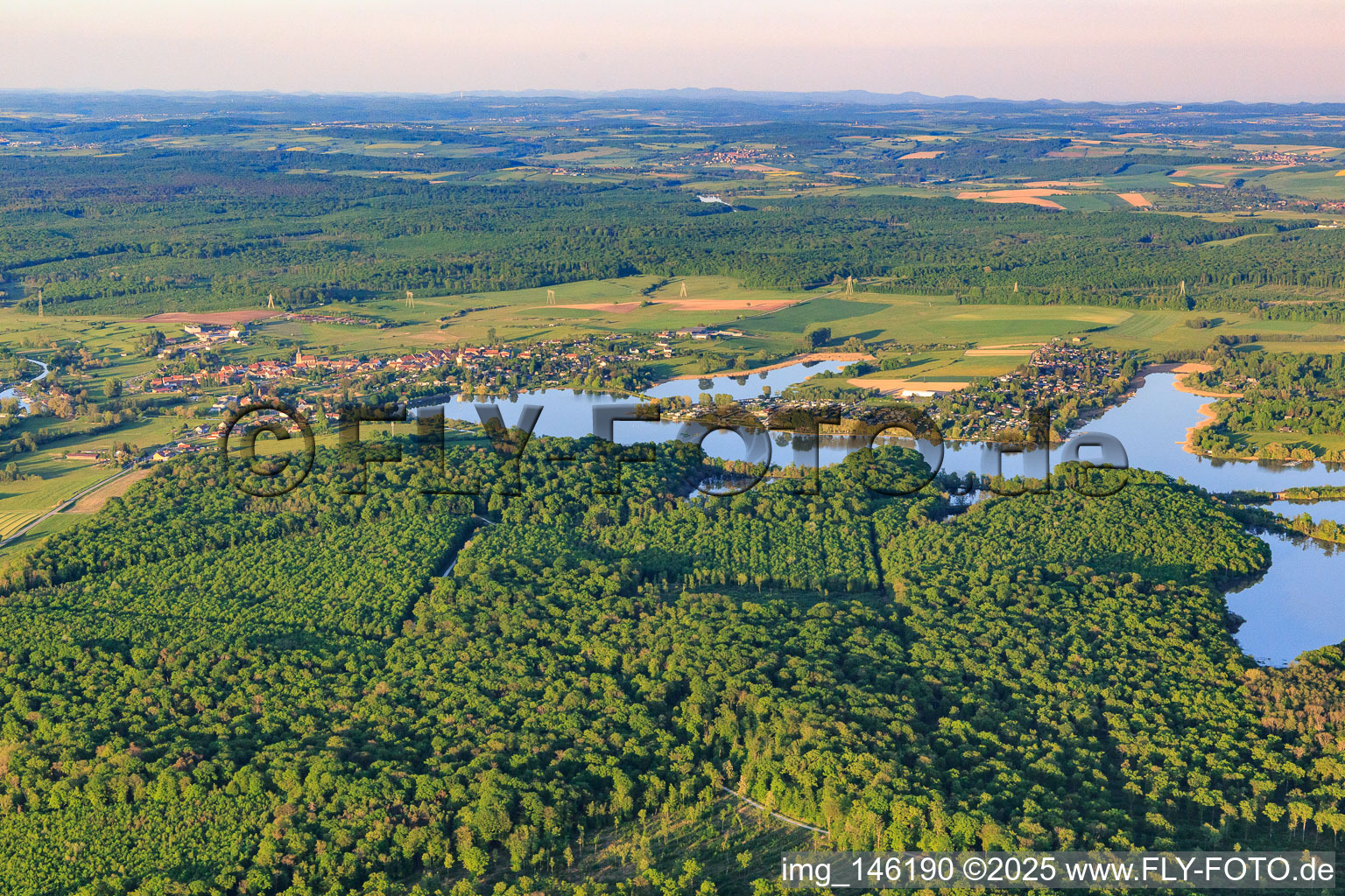 Luftbild von Ortsansicht am Mittersheimer See aus Westen im Bundesland Moselle, Frankreich
