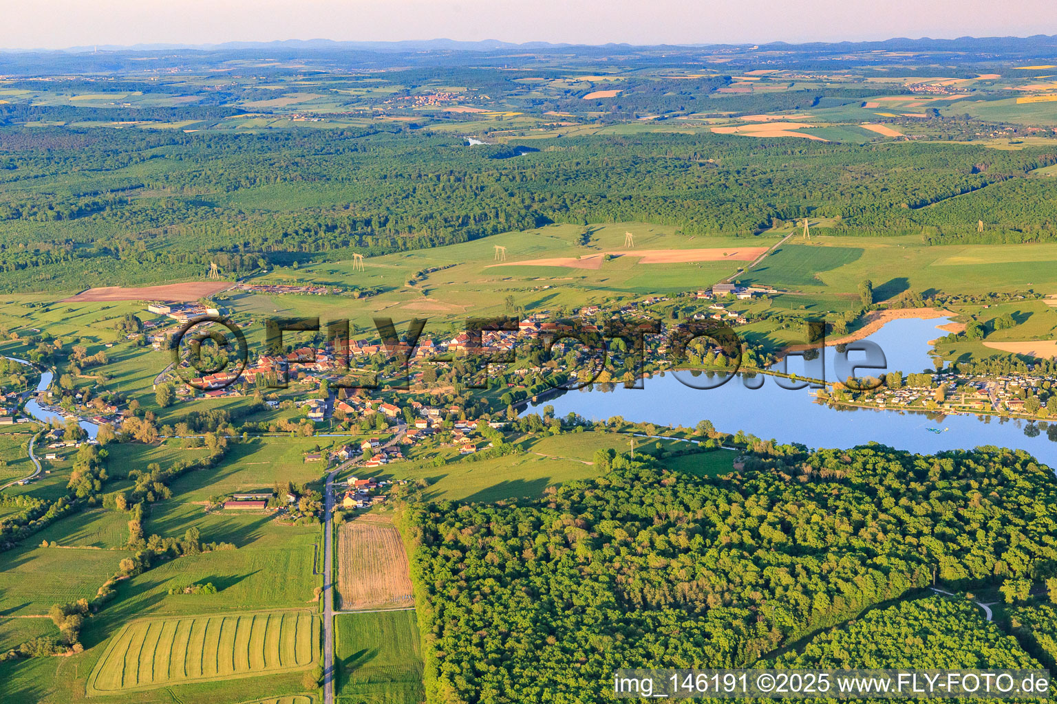 Luftaufnahme von Ortsansicht am Mittersheimer See aus Westen im Bundesland Moselle, Frankreich