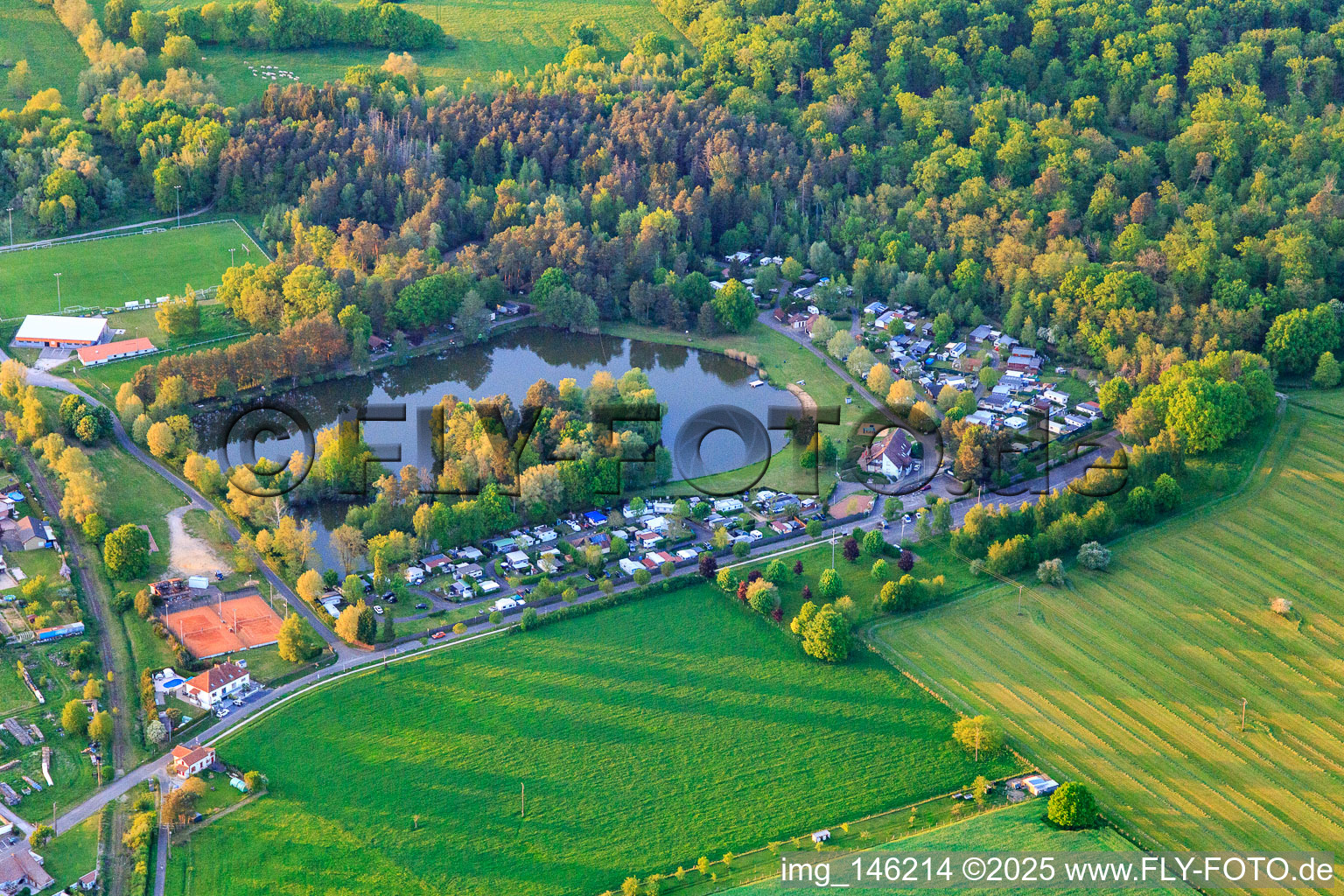 Campingplatz Centre de loisirs "les Sapins" an einem See in Keskastel im Bundesland Bas-Rhin, Frankreich