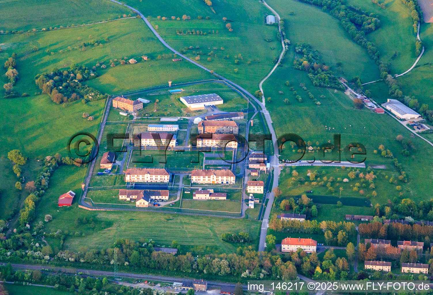 Mit Mauern und Zäunen gesichertes Gefängnis Centre de Détention in Oermingen im Bundesland Bas-Rhin, Frankreich von oben