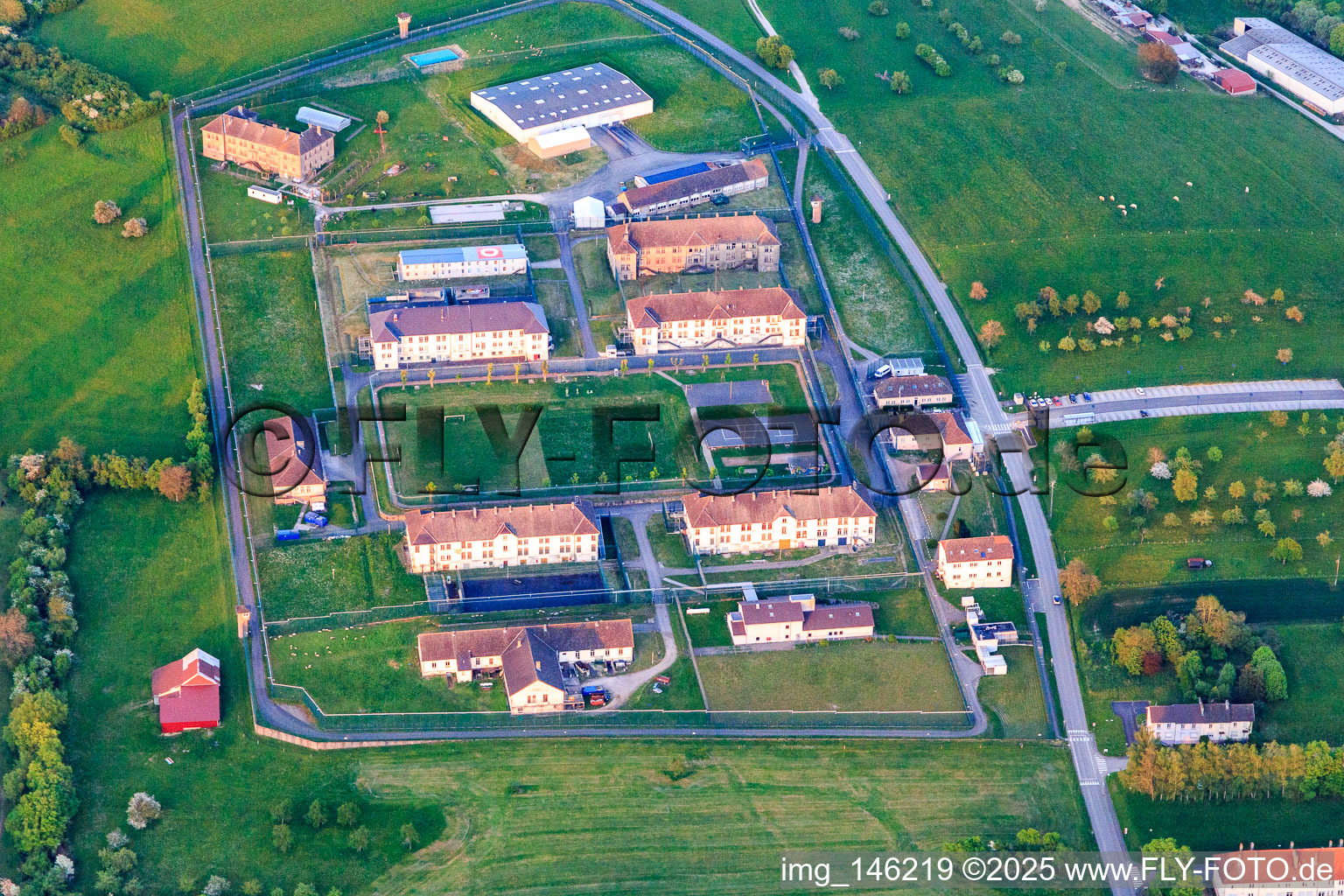 Mit Mauern und Zäunen gesichertes Gefängnis Centre de Détention in Oermingen im Bundesland Bas-Rhin, Frankreich aus der Luft