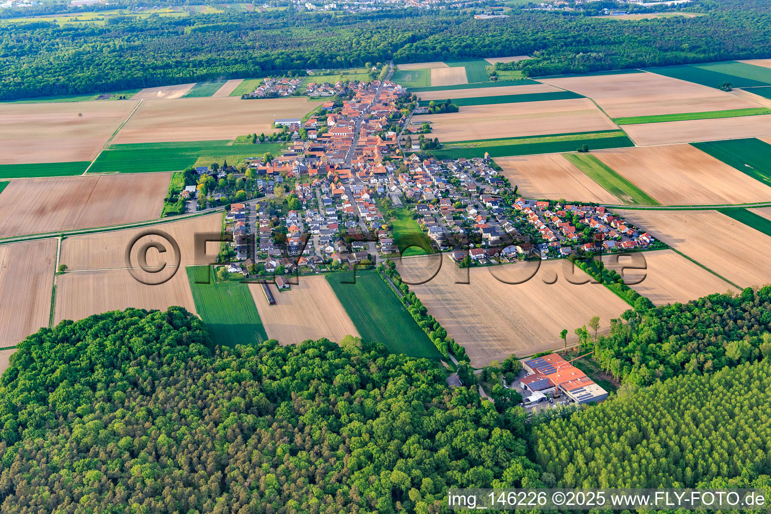 Dorfansicht aus Süden am Abend im Ortsteil Hayna in Herxheim bei Landau im Bundesland Rheinland-Pfalz, Deutschland