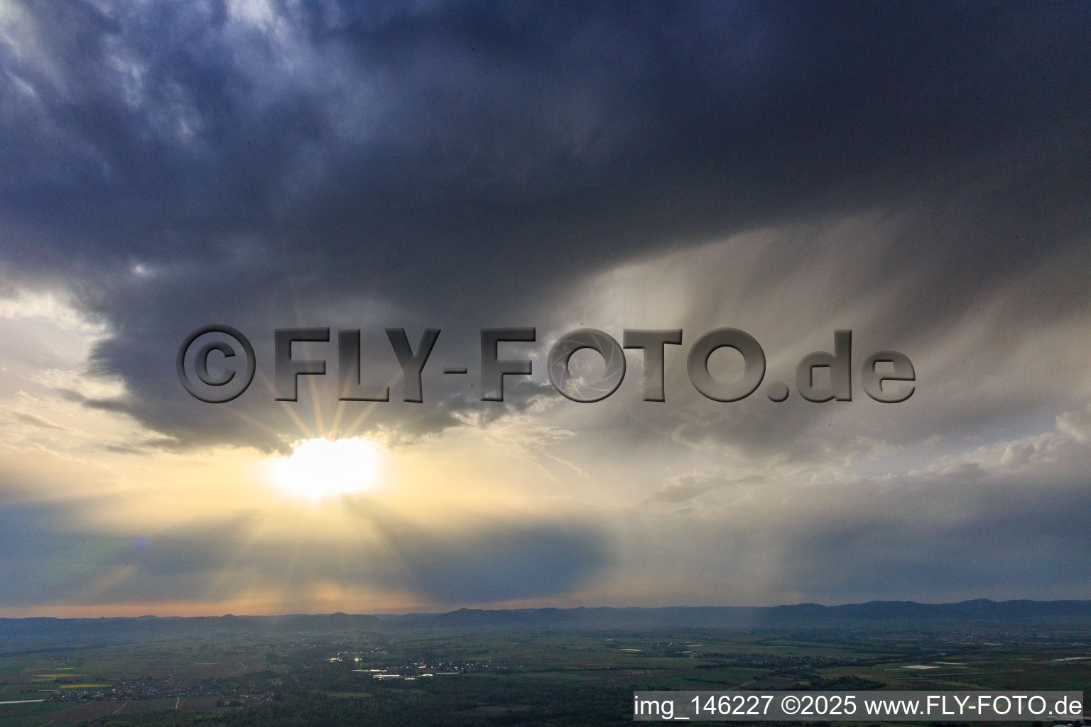 Regenwolken über der Südpfalz in Rohrbach im Bundesland Rheinland-Pfalz, Deutschland