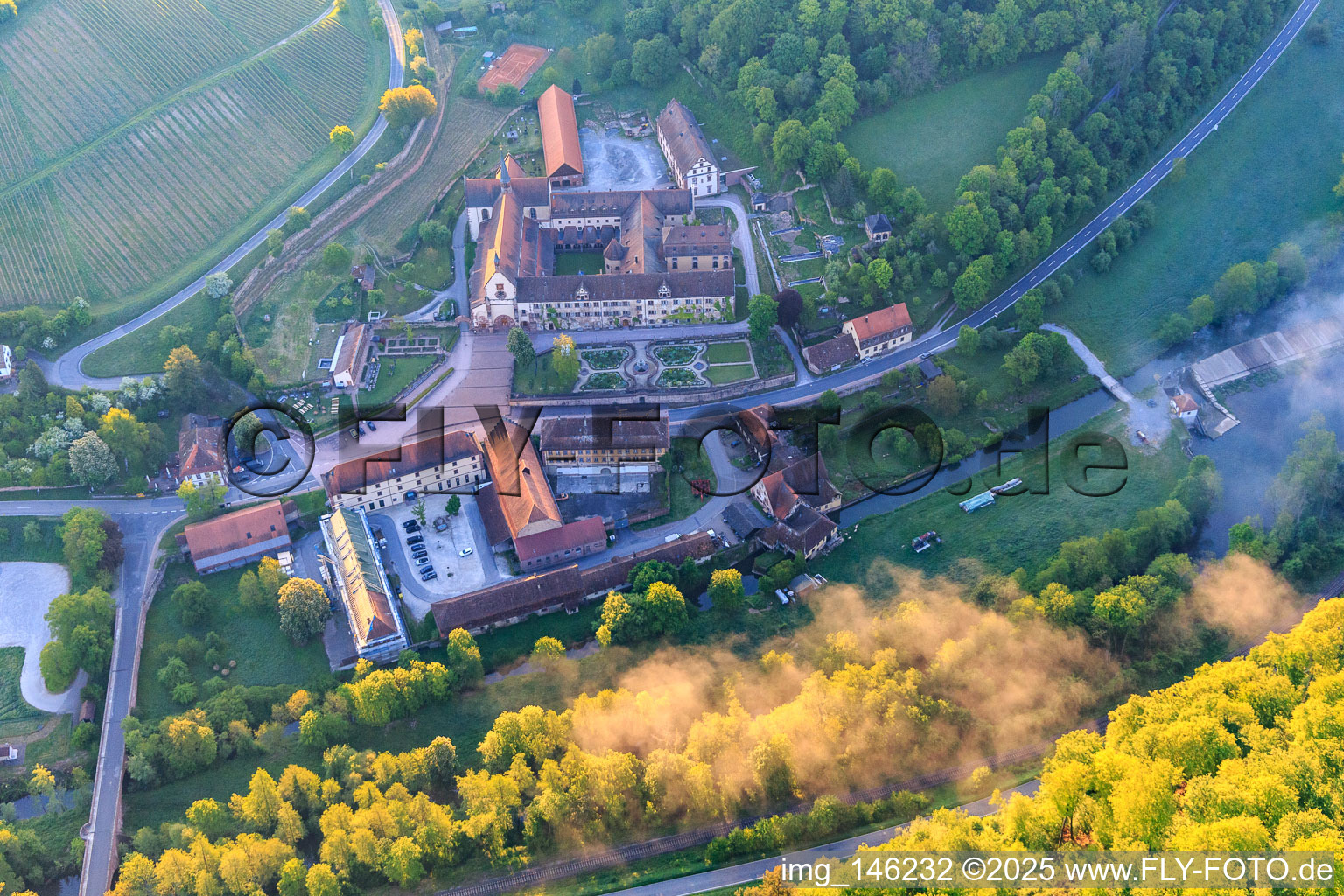 Hotel Kloster Bronnbach mit Abteigarten,  Abteikirche Mariä Himmelfahrt und Missionare d. Heiligen Familie Kloster Bronnbach in Wertheim im Bundesland Baden-Württemberg, Deutschland