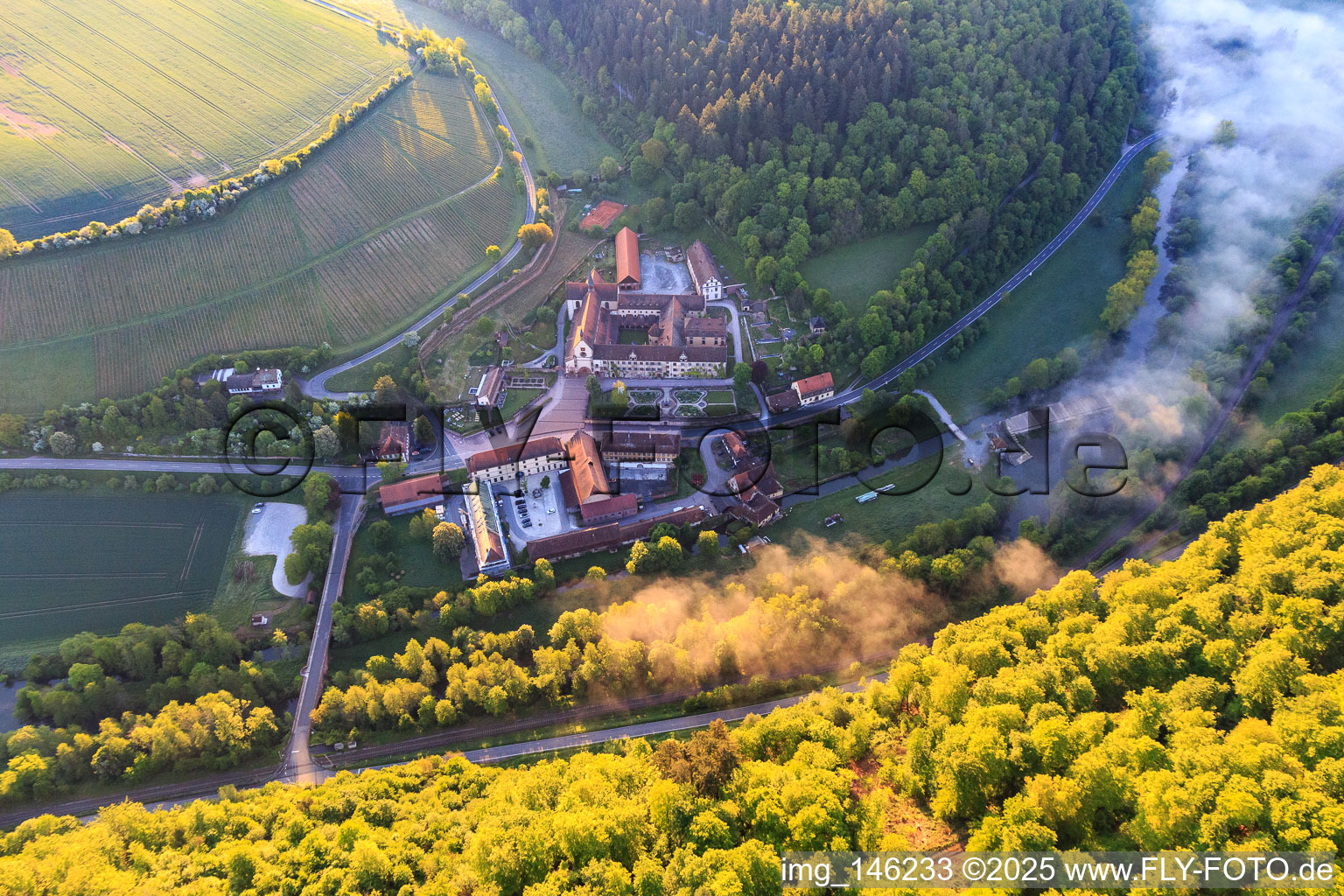 Luftbild von Hotel Kloster Bronnbach mit Abteigarten,  Abteikirche Mariä Himmelfahrt und Missionare d. Heiligen Familie Kloster Bronnbach in Wertheim im Bundesland Baden-Württemberg, Deutschland